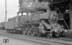 39 234 wird im Bw Ludwigshafen (Rhein) bekohlt. Im April 1965 wurde sie in Kaiserslautern z-gestellt und am 10.03.1965 ausgemustert. (02.09.1963) <i>Foto: Wolfgang Jahn</i>