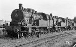 Die preußischen T 18 des Bw Ludwigshafen (Rhein) waren im Sommer 1963 weitgehend arbeitslos. 78 017 wurde vier Tage nach dieser Aufnahme nach Friedberg (Hess) umstationiert, die dahinter stehende 78 019 im November 1963 nach Landau (Pfalz). Die dritte T 18 müsste 78 085 sein, die am 16.11.1963 ebenfalls zum Bw Landau (Pfalz) abwanderte. (02.09.1963) <i>Foto: Wolfgang Jahn</i>