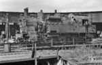 94 1038 macht sich im Bw Ludwigshafen (Rhein) für die Spätschicht im nahen Rangierbahnhof bereit. Im Dezember 1963 ging sie nach Kaiserslautern. (02.09.1963) <i>Foto: Wolfgang Jahn</i>