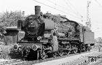 38 3845 vom Bw Freudenstadt wartet im Bahnhof Böblingen auf die Übernahme ihrer Zugleistung. Die Lok war eine saarländische P 8. Sie wurde als "2426 Saarbrücken" (Borsig 1911/7945) geliefert und 1920 zur "2413 SAAR". Mit Anschluss des Saarlandes wurde sie am 1. März 1935 zur 38 3845. In das EDV-Zeitalter schaffte sie es nicht mehr, am 13.07.1967 wurde sie ausgemustert. (14.09.1963) <i>Foto: Wolfgang Jahn</i>