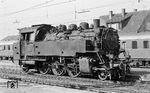 64 299 vom Bw Tübingen im Bahnhof Böblingen. Während ihrer Wuppertaler Zeit (Bw Wt-Vohwinkel) besaß sie 1955/56 eine Wendezugsteuerung. (14.09.1963) <i>Foto: Wolfgang Jahn</i>