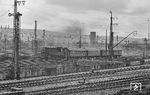 86 578 verlässt mit einem Nahverkehrszug nach Backnang den Stuttgarter Hauptbahnhof, eine der wenigen Planleistungen der Stuttgarter 86er. (05.1964) <i>Foto: Wolfgang Jahn</i>