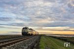 Mit den ersten Sonnenstrahlen erreicht 218 330 vor RE 11052 aus Husum die Insel Sylt östlich von Morsum. (02.10.2024) <i>Foto: Joachim Bügel</i>