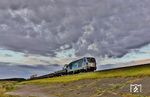 Die Wetterkapriolen auf Sylt sorgten teils für seltsame Wolkenbilder. So auch, als RDC 247 909 mit Autozug DPF 28905 nach Niebüll östlich von Morsum auf der Bildfläche erschien.  (02.10.2024) <i>Foto: Joachim Bügel</i>