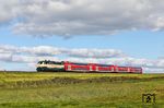 218 330 kehrt mit RE 11014 aus Hamburg-Altona nach Sylt zurück. Leider verschmierten ein paar Idioten am darauffolgenden Wochenende den Steuerwagen, sodass solche Seitenschüsse nicht mehr möglich waren. (02.10.2024) <i>Foto: Joachim Bügel</i>