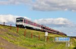 Wenn er gerade nicht wieder einmal ausfällt, kann man auch weiterhin den "Sylt Shuttle Plus", Deutschlands kürzesten und leersten Schnellzug,  nach Bredstedt erleben. Hier hängt 628 532 als D 1439 am Autozug zum Festland. Neuerdings verschandelt ein riesiges Plakat die Absperrung zum Hindenburgdamm. Während das alte Schild noch vor "Unfallgefahr" warnte, befindet man sich ab hier nun in "Lebensgefahr". Warum man einen Meter davor am Damm nicht in "Lebensgefahr" geraten kann, bleibt wohl das Geheimnis der Aufsteller. (02.10.2024) <i>Foto: Joachim Bügel</i>