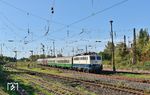 110 511 der PRESS mit einem Sonderzug von Zwickau nach Tirol in Leipzig-Schönefeld. Die Lok wurde von Februar bis April 1985 im Aw Opladen aus 139 134 als Ersatz für die am 26. Mai 1983 bei einem Unfall in Groß Königsdorf zerstörte 110 477 (vgl. Bild-Nrn. 37333 - 37337) umgebaut. Dies erklärt trotz der hohen Betriebsnummer den alten Kastenaufbau der Lok. (09.10.2024) <i>Foto: Ralf Opalka</i>