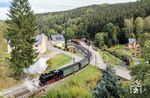 Der Sonderzug zur Brückeneinweihung in Schlössel verlässt mit 99 1715 den Bahnhof Schmalzgrube. (30.09.2024) <i>Foto: Joachim Schmidt</i>