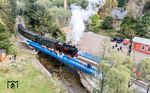 Der erste Zug mit 99 1715 befährt die neue Brücke über die Jöhstädter Schwarzwasser in der Bahnhofseinfahrt von Schlössel. (30.09.2024) <i>Foto: Joachim Schmidt</i>