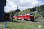 219 050 und 219 056 (beide vom Bh Saalfeld/Saale) vor einem Holzzug in Lückenmühle auf der Bahnstrecke Triptis–Marxgrün. (05.1998) <i>Foto: Gerhard Greß</i>