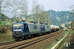 RBH 120 (ex 143 079) mit RBH 116 (ex 143 573) vor einem Druckgas-Kesselwagen-Ganzzug bei Rathen im Elbsandsteingebirge. (11.04.2015) <i>Foto: Thomas Konz</i>