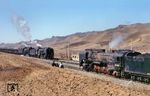 Die erst 1995 eröffnete Ji-Tong-Linie in der Inneren Mongolei entwickelte sich innerhalb kurzer Zeit zum ElDorado bei Eisenbahnfreunden aus aller Welt. Im März 2006 war es mit der Dampfherrlichkeit hier allerdings schon wieder vorbei. Hier kreuzen zwei Güterzüge mit Loks der Gattung QJ (QJ 6388 x QJ 7041 + QJ 6998) in Luidigou. (14.04.1999) <i>Foto: Werner Brutzer</i>