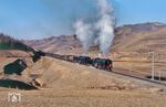 Zwei QJ (7040 + 6274) ziehen einen Güterzug über den Jing-Peng-Pass bei Shangdian. (14.04.1999) <i>Foto: Werner Brutzer</i>