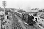 In der französischen Hafenstadt Calais ist SNCF 141 R 50 mit einem Schnellzug (rapide) unterwegs. (1967) <i>Foto: Robin Fell</i>