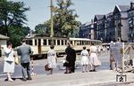 Für die Aufnahme des elektrischen Betriebes auf der Strecke Mannheim–Weinheim wurden 1914 von der Waggonfabrik Fuchs in Heidelberg 18 elektrische Triebwagen beschafft (Nummer 1 bis 18), dazu 27 straßenbahnähnliche zweiachsige Beiwagen (Nummer 201 bis 227). OEG Tw 2 ist hier mit zwei Beiwagen in Heidelberg unterwegs. (1966) <i>Foto: Eric Bittner</i>