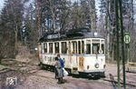 Die Straßenbahn Saarbrücken verkehrte von 1890 bis 1965 und wurde von der Gesellschaft für Straßenbahnen im Saartal betrieben. Das schnelle Ende kam, weil das Saarland nach 1945 unter französische Verwaltung gestellt und in Frankreich jeglicher Straßenbahnbetrieb auf Omnibus oder Oberleitungsbus umgestellt wurde oder bald umgestellt werden sollte. Es gab es enorme Schwierigkeiten, Ersatzteile zu beschaffen. Den Straßenbahnlinien konnten keine eigenen Fahrspuren mehr freigehalten werden, da die Straßen zu eng waren. Der dichte Autoverkehr und die Straßenbahn vertrugen sich nicht mehr. Zudem war der Wagenpark überaltert. Seit Mitte der 1960er Jahre setzte man daher allein auf den Omnibusverkehr. Folgerichtig fuhr am 22. Mai 1965 die letzte Straßenbahn durch Saarbrücken. Kurz vor dem Ende wurde Tw 40 auf der nur noch aus zwei Linien (5 und 11) bestehenden Straßenbahn angetroffen. (03.1965) <i>Foto: Eric Bittner</i>