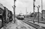 V 180 077 vom Bw Berlin-Grunewald fährt mit einem Schnellzug aus Berlin in Helmstedt ein. Links wartet u.a. die Magdeburger 01 027. (1967) <i>Foto: Jürgen Munzar</i>