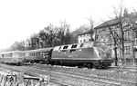 V 200 021 vom Bw Hamm trifft mit dem F 22 "Rheinpfeil" (Dortmund - München) in Bonn ein und überholt dabei VT 95 9336 als Nt 1710 aus Düren. (12.03.1958) <i>Foto: Carl Bellingrodt</i>