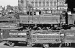 V 60 255 vom Bw Hamburg-Altona macht sich in Hamburg Hbf nützlich. (1960) <i>Foto: Robin Fell</i>