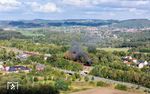 In Erinnerung an die Kohlenzüge vom Tagebau Profen nach Saalfeld (Saale) bespannte 52 8079 der Leipziger Dampfkultur Ende September 2024 einen 22 Wagen langen Fotogüterzug von Leipzig-Knauthain über Zeitz und Gera nach Saalfeld (Saale). Hier dampft 52 8079 aus Weida. (28.09.2024) <i>Foto: Joachim Schmidt</i>