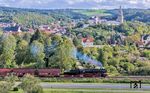 Vor der Kulisse der Osterburg in Weida aus der Zeit von 1163 bis 1193 dampft die deutlich jüngere 52 8079 mit einem Fotogüterzug vorbei. (28.09.2024) <i>Foto: Joachim Schmidt</i>