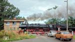 52 8079 passiert mit dem Fotogüterzug nach Saalfeld (Saale) den Bü Zauschwitzer Weg an der gleichnamigen Blockstelle. Die DDR-Autos gehörten zu der Veranstaltung dazu.  (28.09.2024) <i>Foto: Joachim Schmidt</i>