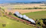 Obwohl die BR 52.80 früher vor dem Kohlependelzug von Profen nach Saalfeld (Saale) nicht zum Einsatz kam, war es eine Veranstaltung, die keine Wünsche offen ließ, zumal das Wetter auch mitspielte. 52 8079 ist hier kurz vor Könitz unterwegs. (28.09.2024) <i>Foto: Joachim Schmidt</i>