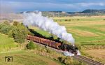 Auch wenn der Fotozug aus "nur" 22 leeren Wagen bestand, musste sich die 52 8079 ordentlich anstrengen, weil sich der Wind in den Wagen verfing und der Zug nur schwer rollte. Zwischen Krölpa und Könitz war das Personal der 52 8079 gut mit Dampfmachen beschäftigt. (28.09.2024) <i>Foto: Joachim Schmidt</i>