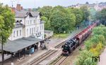 Noch bietet die Strecke Leipzig - Zeitz - Gera - Triptis - Saalfeld (Saale) viele schöne Motive mit Reichsbahn-Flair. Auch auch hier hat die Modernisierung begonnen und wird der Nostalgie bald ein Ende bereiten. 52 8079 erreicht den Bahnhof Pößneck ob. Bf. (28.09.2024) <i>Foto: Joachim Schmidt</i>