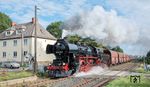 52 8079 mit dem Fotogüterzug am Bahnübergang der Bornitzer Bahnhofsstraße in Bornitz (Elsteraue). (28.09.2024) <i>Foto: Joachim Schmidt</i>