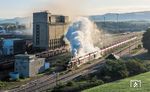 52 8079 verlässt den Bahnhof Könitz (Thüringen). Die Infrastruktur des Bahnhofs profitiert heute noch vom nahen Stahlwerk Thüringen in Unterwellenborn, das zurückgeht auf die im 19. Jahrhundert gegründete Maxhütte.  (29.09.2024) <i>Foto: Joachim Schmidt</i>