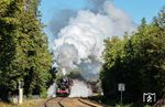 52 8079 kämpft sich mit dem Kohlenpendelzug (Fotogüterzug) nach Profen die Rampe von Saalfeld (SDaale) nach Unterwellenborn hinauf. (29.09.2024) <i>Foto: Joachim Schmidt</i>