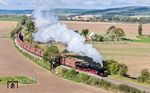 Hinter dem 2011 aufgelassenen Haltepunkt Traun zwischen Neustadt (Orla) und Triptis legt sich 52 8079 in die Kurve. (29.09.2024) <i>Foto: Joachim Schmidt</i>