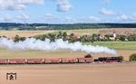 Kurz vor Triptis passiert 52 8079 mit dem Fotogüterzug das Örtchen Miesitz. (29.09.2024) <i>Foto: Joachim Schmidt</i>