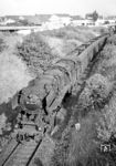 051 750 (Bw Heilbronn) mit einem Ganzzug auf dem Streckengleis nach Neckarelz in Bad Friedrichshall-Jagstfeld. Unter der Brücke der Bundesstraße 27 (oben) verläuft die Strecke nach Osterburken. (15.08.1969) <i>Foto: Wolfgang Bügel</i>