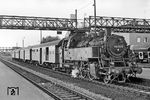 Im Bahnhof Bad Friedrichshall-Jagstfeld steht die Heilbronner 064 513 vor dem abendlichen Personenzug P 3866 nach Heilbronn. (15.08.1969) <i>Foto: Wolfgang Bügel</i>