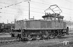 Über zwei Jahrzehnte prägte die Baureihe E 60 (ab 1968: BR 160) das Bild der Rangierlok in Heidelberg Hbf. 160 012 war eine der letzten Maschinen, die im Sommer 1983 in Heidelberg abgestellt wurde. Nach ihrer Ausmusterung kam sie über die Historische Eisenbahn Frankfurt (Main) zum Auto- und Technikmuseum Sinsheim. (18.08.1969) <i>Foto: Wolfgang Bügel</i>