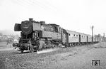 Als letzter Anlaufpunkt der großen Eisenbahntour durch Süddeutschland im Sommer 1969 stand das Bw Darmstadt mit seinen 65ern auf dem Programm. Mangels Streckenkenntnis gab es zunächst einige verunglückte Zugaufnahmen, die hier nicht unbedingt vorzeigbar sind. Das erste halbwegs gelungende Bild entstand mit 065 003 vor dem P 3321 nach Fürth (Odw) östlich von Rimbach. (18.08.1969) <i>Foto: Wolfgang Bügel</i>