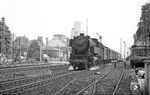 Der Vorschuss auf die leider etwas saft- und kraftlos in Reinheim anfahrende 065 008 vor P 3523 nach Darmstadt ist heute wegen des sichtbaren Bahnhofsumfelds interessanter als der formatfüllende Hauptschuss. Links hinten ist übrigens noch der Abzweig der früheren Reinheim - Reichelsheimer Eisenbahn zu sehen, von der 1969 nur noch ein privat betriebenes Anschlussgleis von Reinheim bis Groß-Bieberau existierte. (19.08.1969) <i>Foto: Wolfgang Bügel</i>