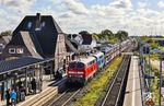 218 397 und PRESS 218 056 (ex 218 454) fahren mit AS 1426 nach Westerland (Sylt) durch den Bahnhof Klanxbüll. Der Wechsel von der wolkenlosen Insel Sylt auf das Festland sollte sich an diesem Tag noch mehrfach rächen, da hier die Bewölkung so manches Bild versauen sollte. (03.10.2024) <i>Foto: Joachim Bügel</i>