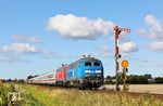 Eine Stunde später kam das "gemischte Doppel" mit PRESS 218 058 und 218 289 mit IC 2215 nach Köln bei Klanxbüll wieder zurück. (03.10.2024) <i>Foto: Joachim Bügel</i>