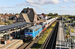 Der an diesem Tag tatsächlich ausnahmsweise einmal pünktliche IC 2310 aus Köln fährt mit PRESS 218 054 (ex 218 448) und 218 497 durch den Bahnhof Klanxbüll. (03.10.2024) <i>Foto: Joachim Bügel</i>