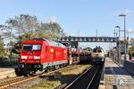 218 330 wartet im Bahnhof Klanxbüll mit RE 11079 nach Husum die Kreuzung des AS 1442 mit 245 025 ab. Leider waren die beiden 218er an diesem Tag in Niebüll vorher vom Zug genommen worden. (03.10.2024) <i>Foto: Joachim Bügel</i>