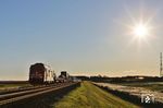 Den Tag beendete 245 027 mit AS 1449 nach Niebüll, die östlich von Morsum soeben die Insel Sylt verlassen hat. (03.10.2024) <i>Foto: Joachim Bügel</i>