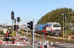 218 497 und PRESS 218 054 (ex 218 448) verlassen mit IC 2375 nach Frankfurt/M den Bahnhof Westerland (Sylt) über den neugestalteten Bü Königskamp im Ortsteil Tinnum. (04.10.2024) <i>Foto: Joachim Bügel</i>