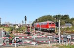 218 839 und 218 322 rangieren den Leerpark aus AS 1425 über den Bü Königskamp im Bahnhof Westerland (Sylt). Der Bahnübergang war übrigens an diesem Vormittag 37 Minuten lang dauergeschlossen. Das ist doch mal Fortschritt... (04.10.2024) <i>Foto: Joachim Bügel</i>