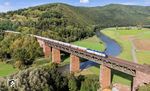 159 216 überquert mit einem Ganzzug von Wunstorf nach Gerstungen die Werrabrücke bei Oberrieden unmittelbar am Dreiländereck Hessen–Thüringen–Niedersachsen. (27.09.2024) <i>Foto: Joachim Schmidt</i>