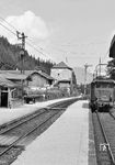 Über den steigungs- und bogenreichen Abschnitt von Bayerisch Gmain nach Hallthurm half E 44 501 ihrer Schwestermaschine E 44 508 am D 364 als Schiebelok nach. In Hallthurm wird sie nun durch Anbringen der Schlussscheibe für die Rückfahrt als Lz nach Bayerisch Gmain vorbereitet. Der Schnellzug fährt bis Berchtesgaden mit einer Lok weiter. (1951) <i>Foto: Detlev Luckmann</i>