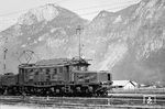 E 94 071 (Bw Rosenheim) wartet im Überholungsgleis des Bahnhofs Kiefersfelden auf die Weiterfahrt ins österreichische Kufstein. (1951) <i>Foto: Detlev Luckmann</i>