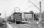 E 16 17 verlässt mit P 1875 nach Kufstein den Bahnhof Kiefersfelden. (1951) <i>Foto: Detlev Luckmann</i>